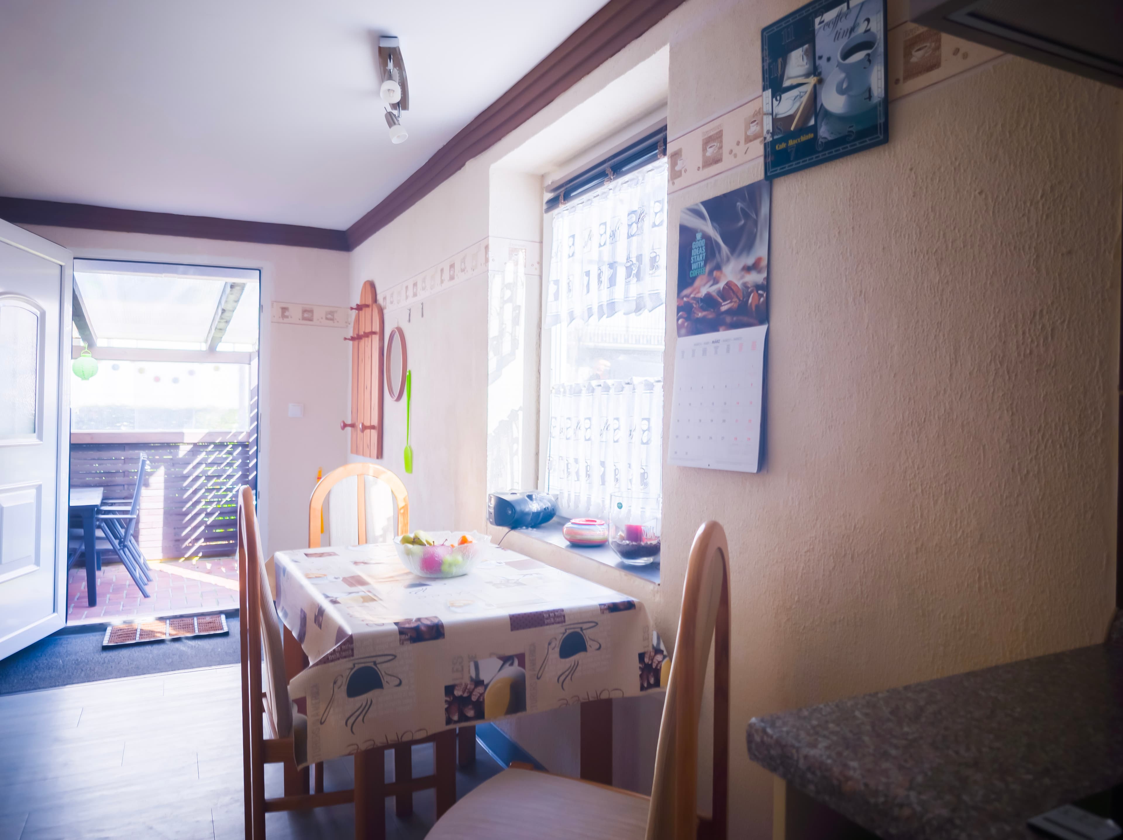 Bungalow 1 - Essplatz mit Zugang zur überdachten Terrasse