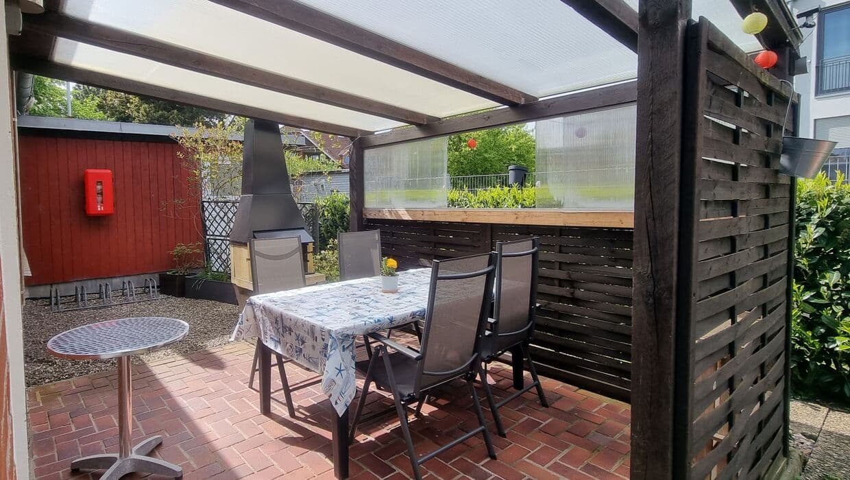 Bungalow 1 - Überdachte Terrasse mit Sitzbereich und Grill